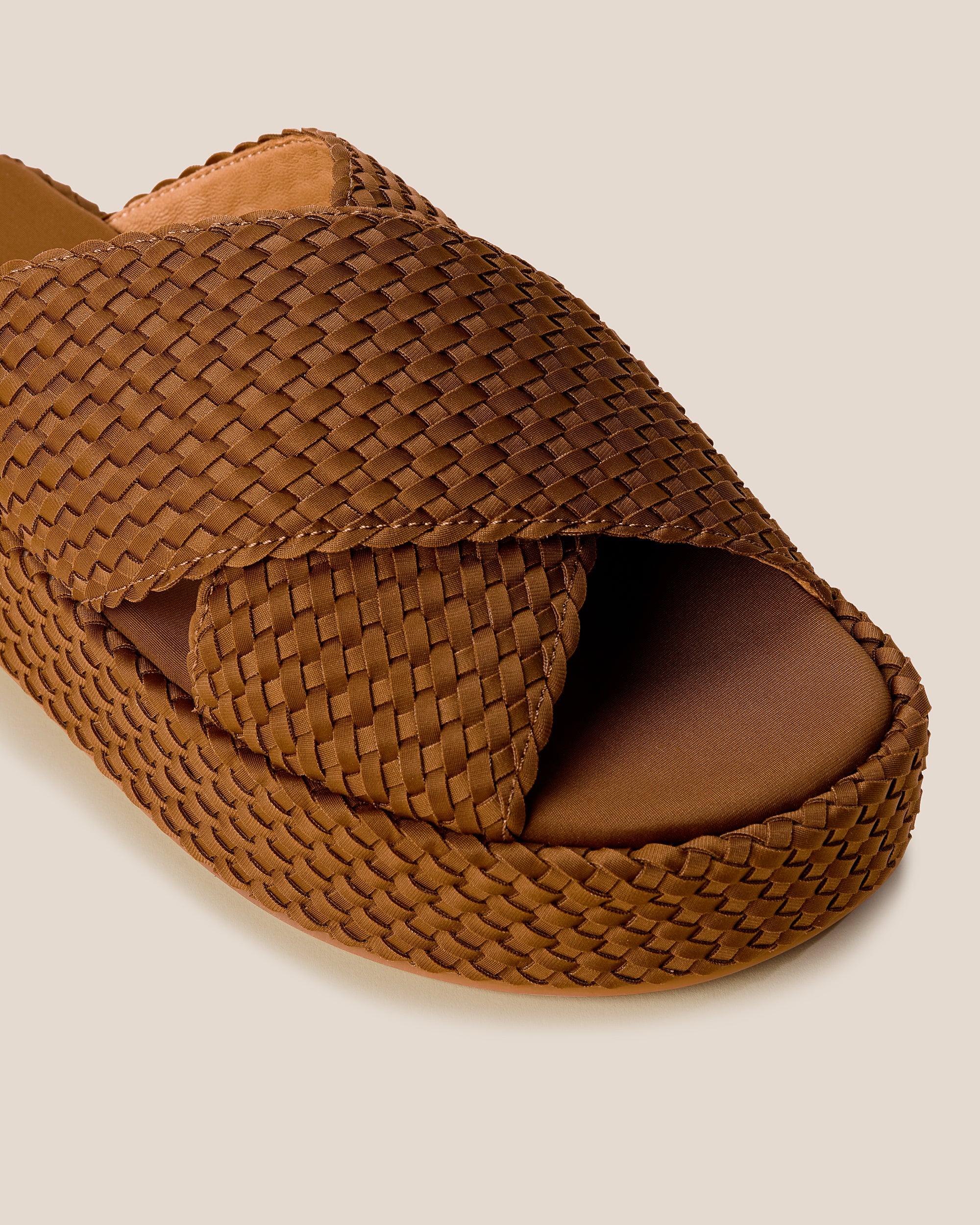 Laguna Platform in Teak | Detail
