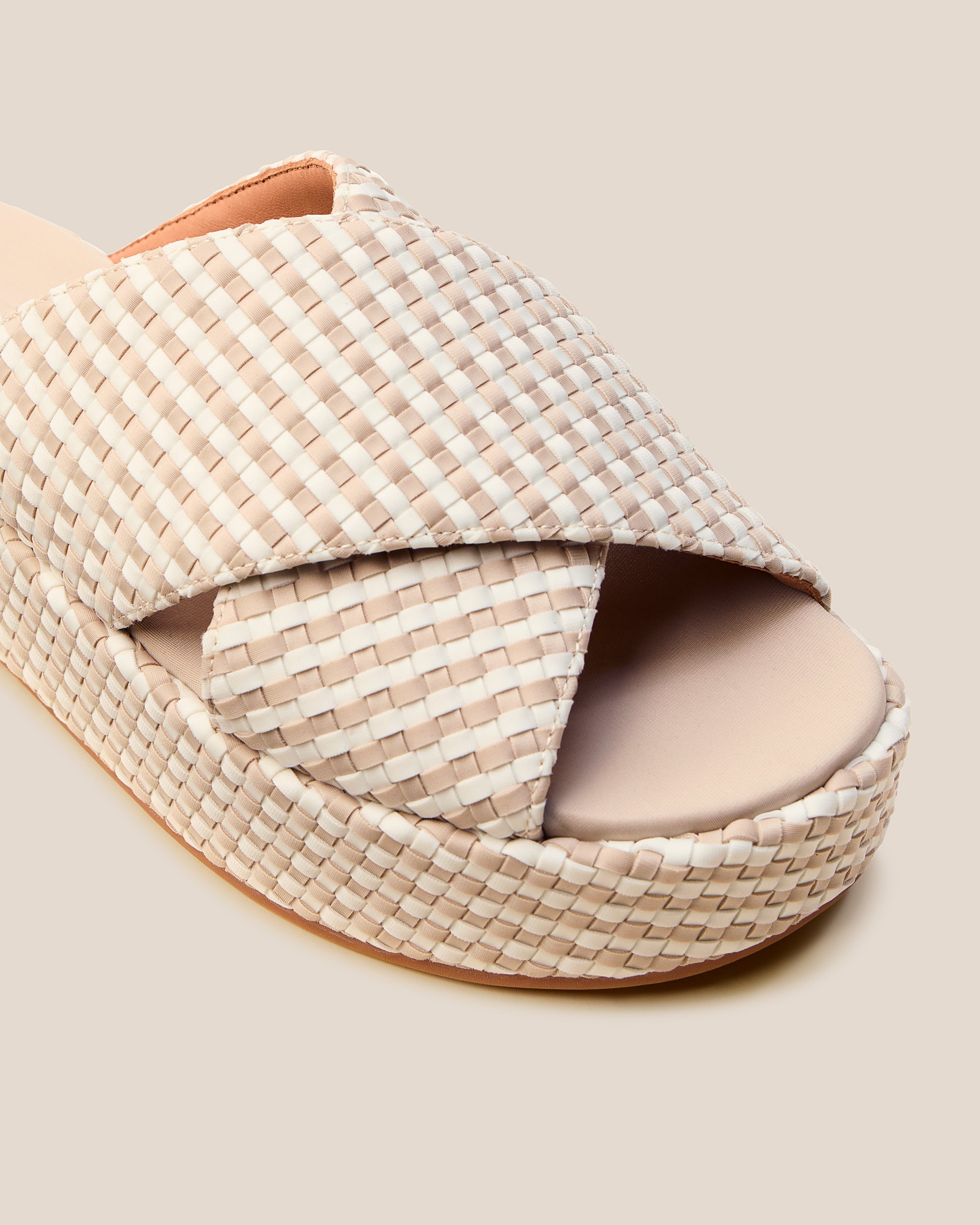 Laguna Platform Striped Geo in Mykonos | Detail