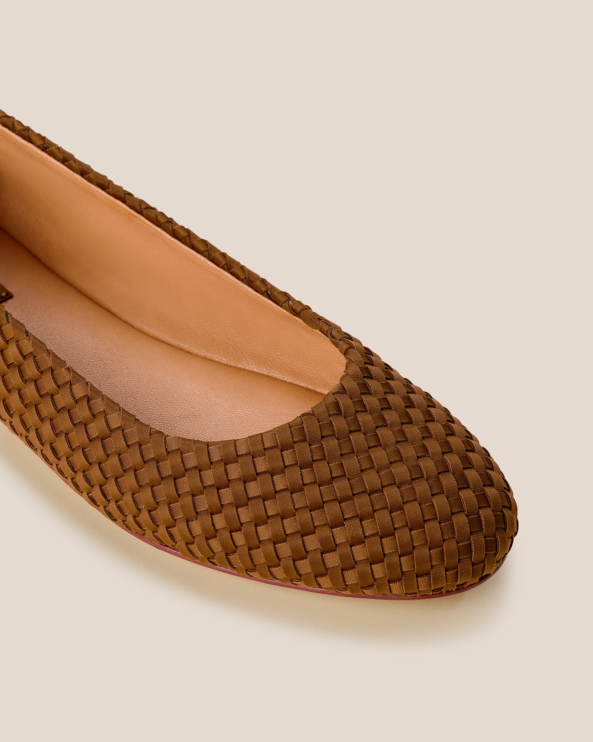 Nomad Ballet Flat in Teak | Detail