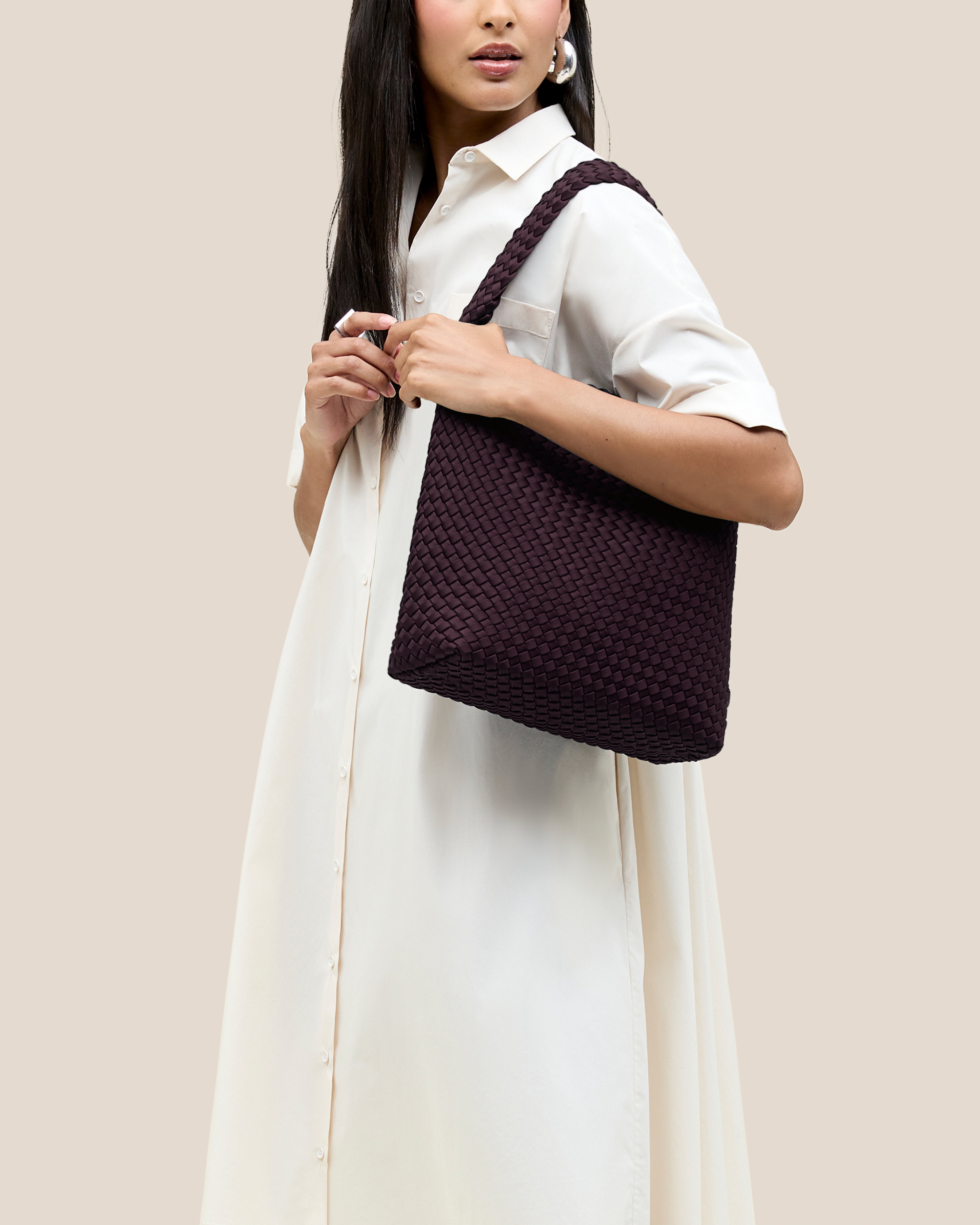 Nomad Medium Hobo | Aubergine Model