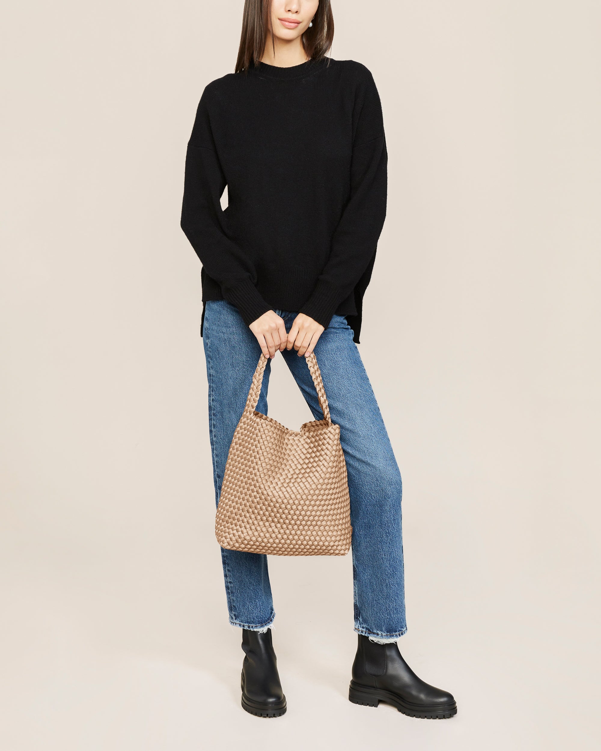 送料・関税無料【Naghedi】Nomad Medium Hobo Nomad Medium Hobo | Chocolate