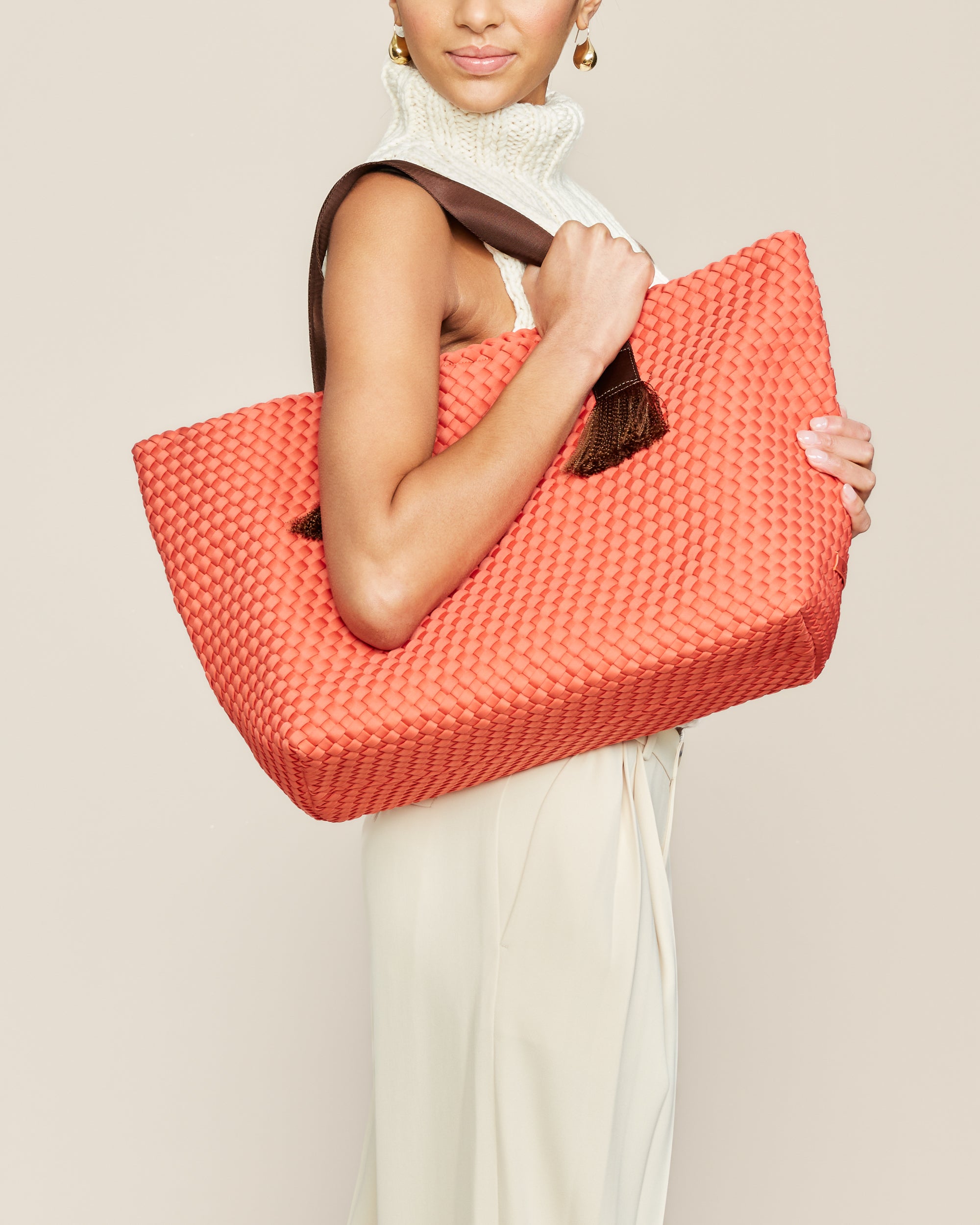 送料・関税込み◆NAGHEDI Tulum トートバッグ ラージ Tulum Large Tote Solid