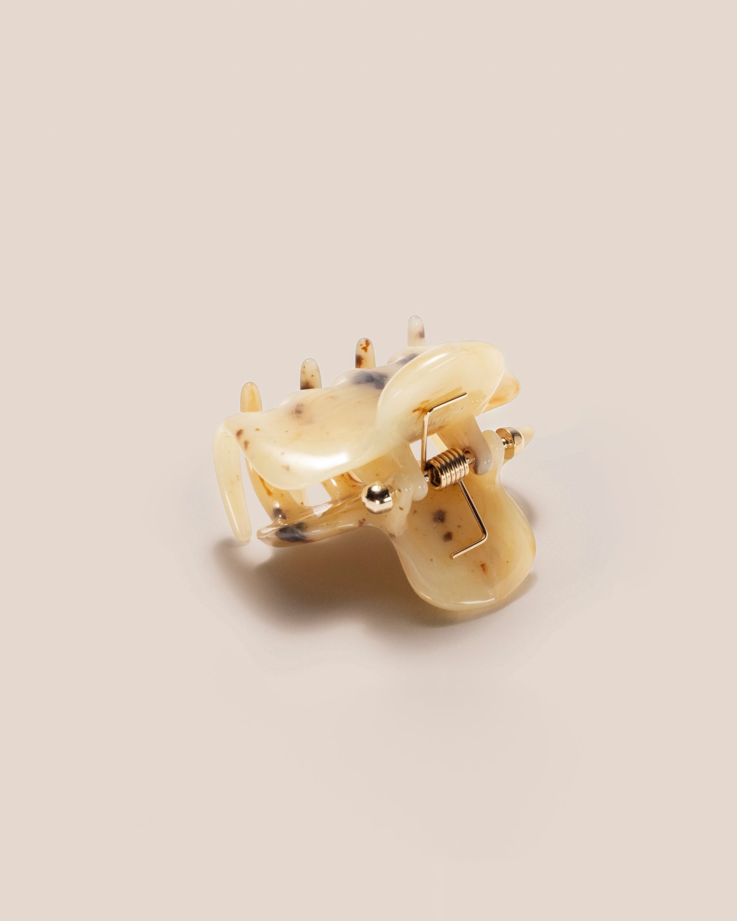 UNDO Hairware No. 2 Claw Clip in Light Tortoise | Interior