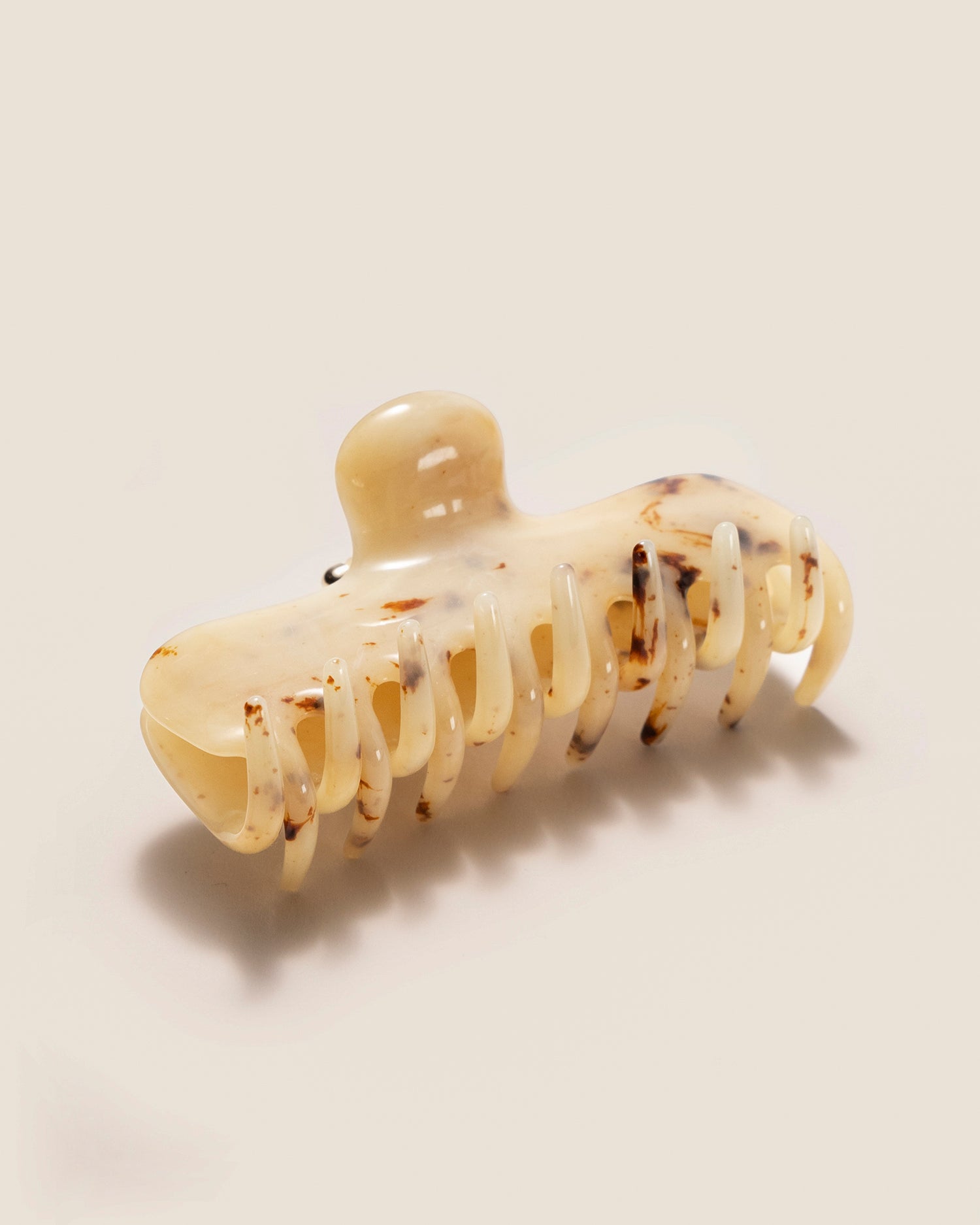 UNDO Hairware No. 4 Claw Clip in Light Tortoise | Detail