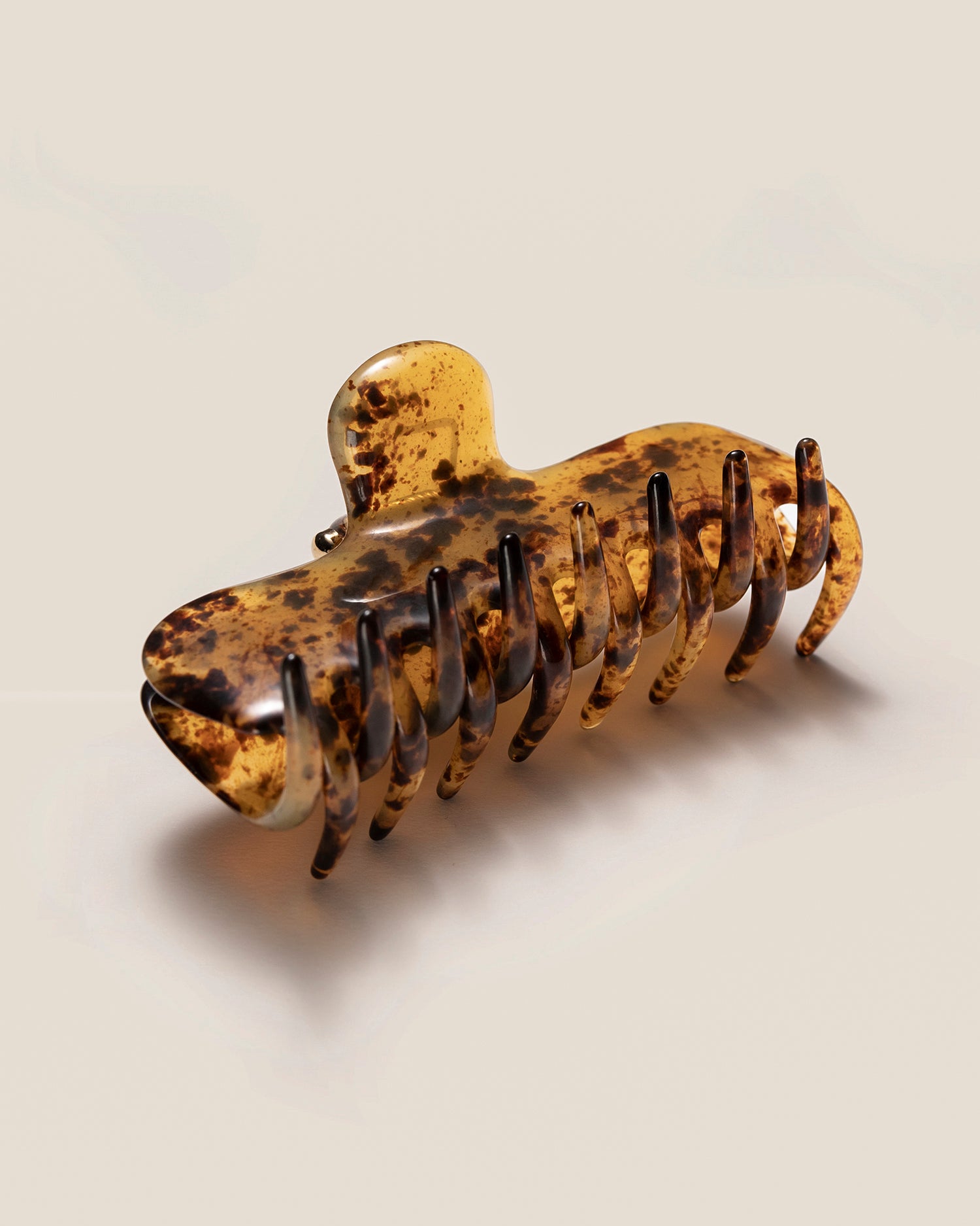 UNDO Hairware No. 4 Claw Clip in Tortoiseshell | Detail